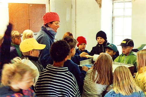 Skolklass p besk i Cecilia Carlns verkstad